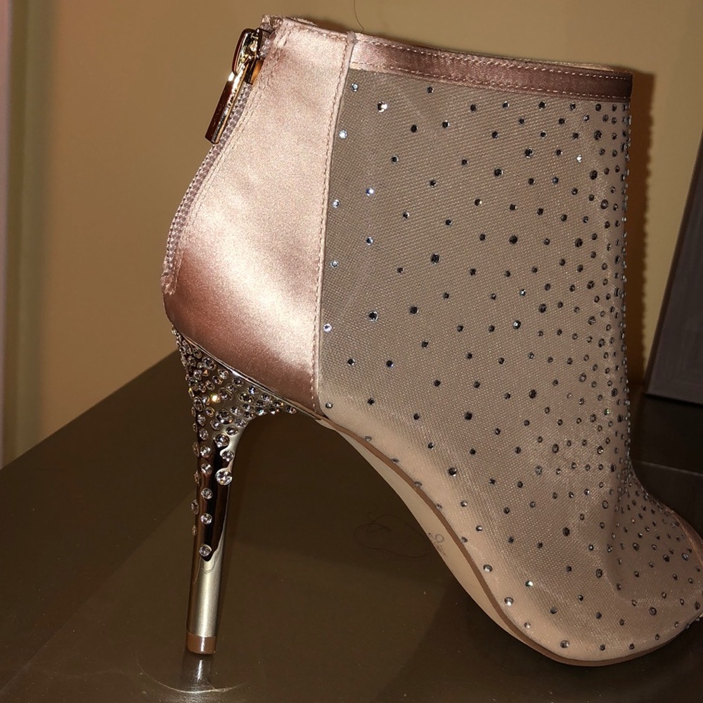 Badgley Mischka Jewel. Peep toe shootie size 8.5.